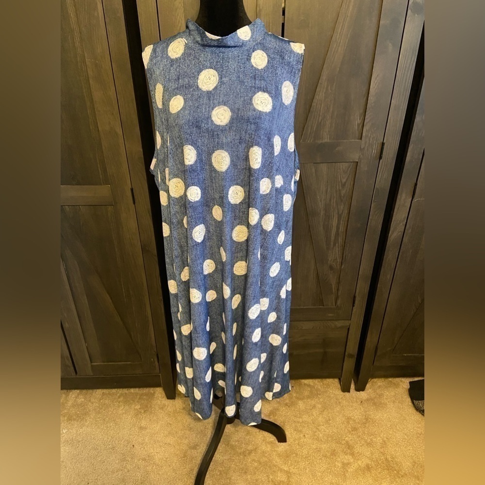NWOT Womens Sleeveless High Neck Dress. Silver Buttons Back Of Neck Size…